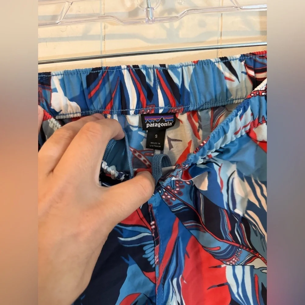 Patagonia S Barely Baggies Shorts Wild Paradise Catalyst Blue Red Feather - Picture 5 of 8